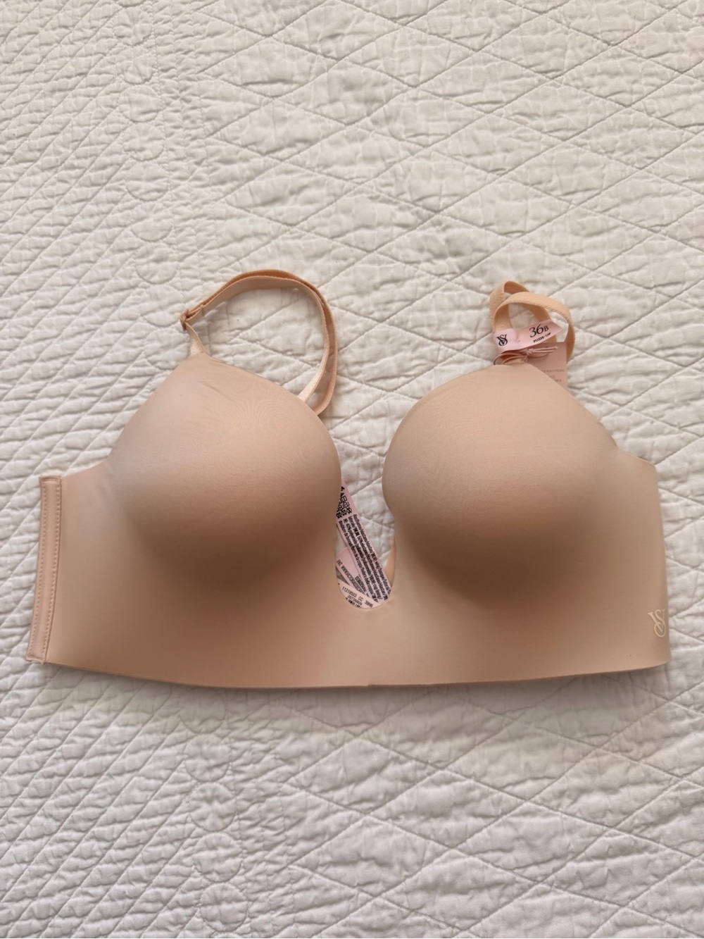 INVISIBLE BY VICTORIA’S SECRET
Plunge Low-Back Bra 36 b